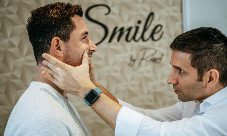Schöne Zähne in Frankfurt: Veneers, Bleaching